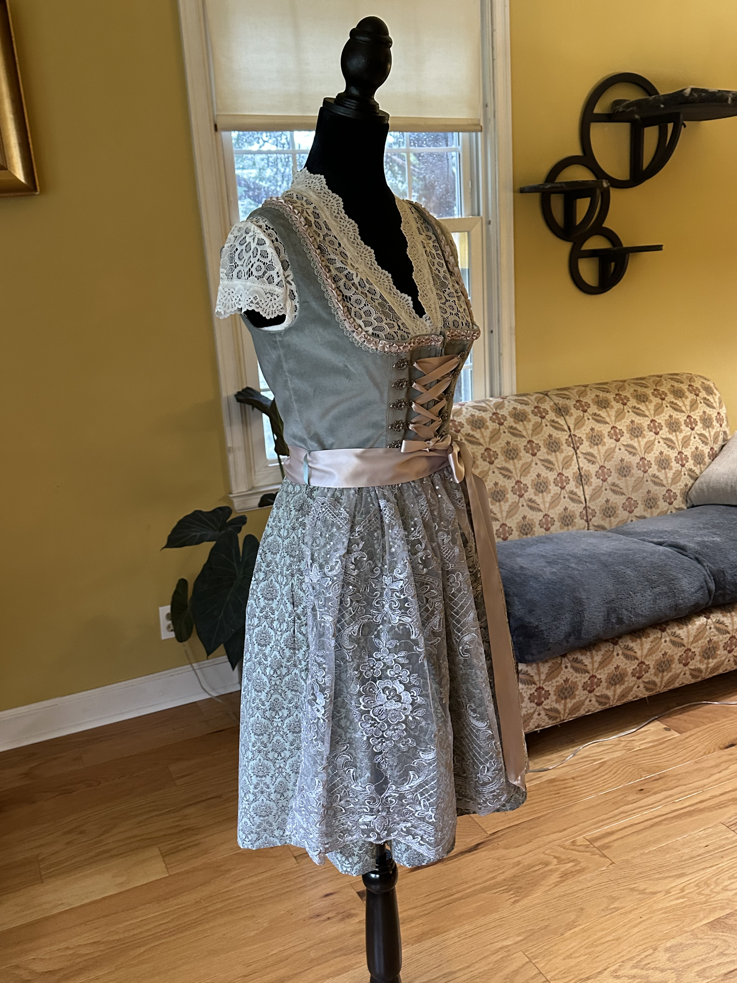 Wiesnwuid "Loredana" Dirndl Nude Pink on Silver