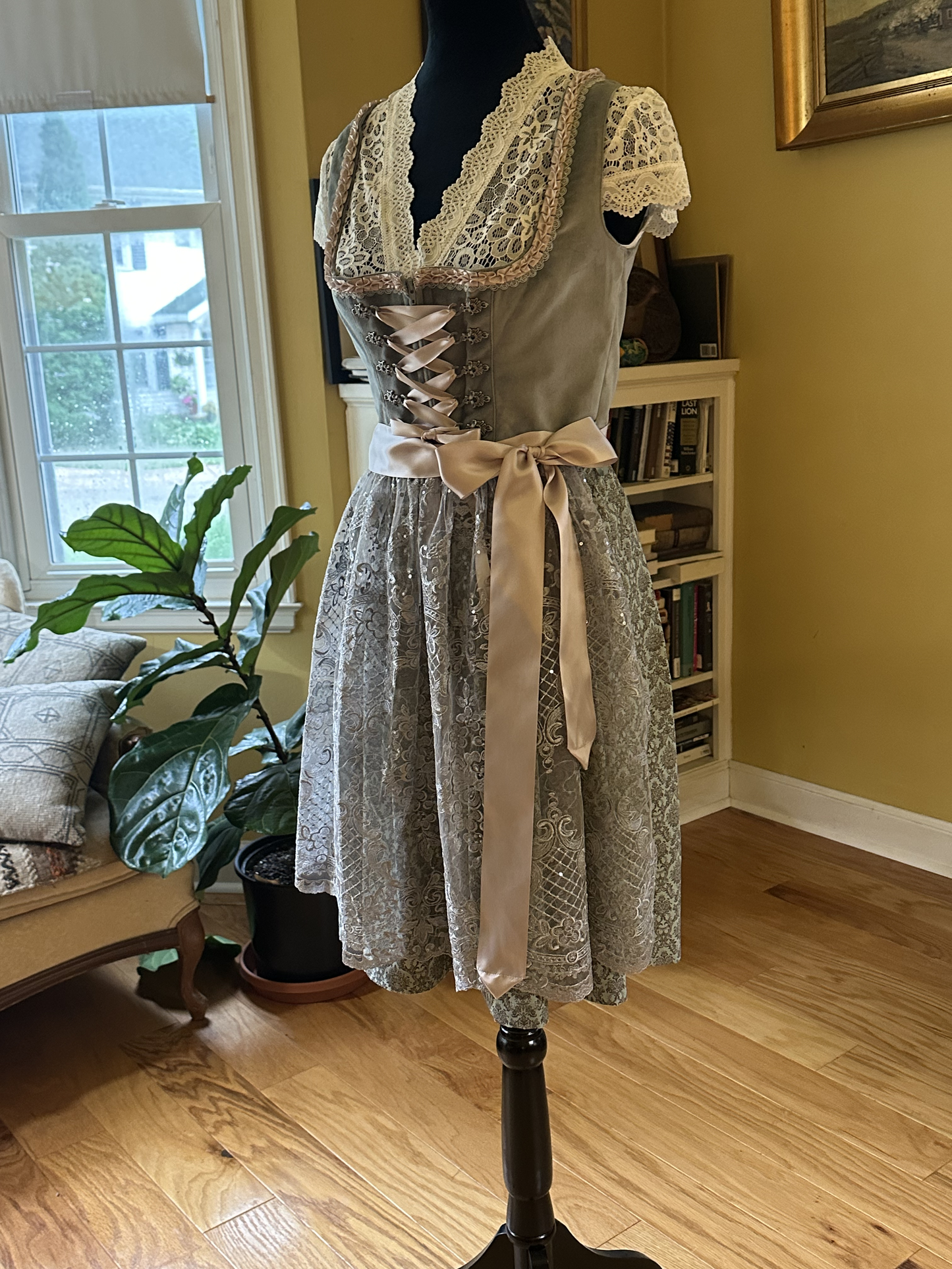 Wiesnwuid "Loredana" Dirndl Nude Pink on Silver