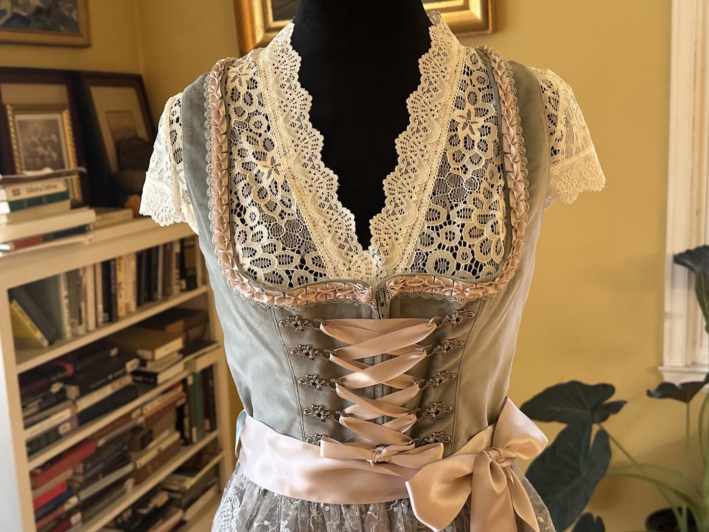 Wiesnwuid "Loredana" Dirndl Nude Pink on Silver